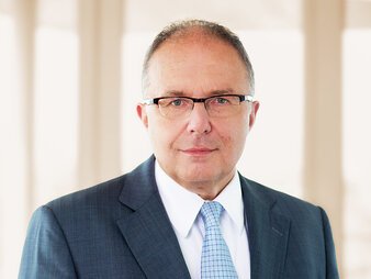 Dr. Wolfgang Prinz, Portrait